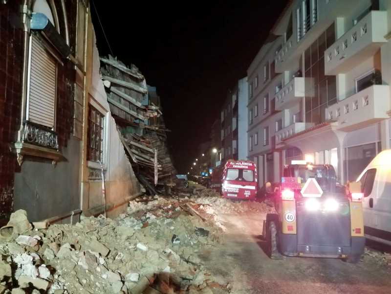 Derrocada atinge ambul�ncia dos Bombeiros do Cartaxo    