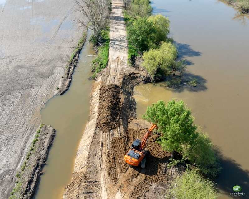 Est� em curso a repara��o do caminho de acesso ao Pal�cio das Ob...